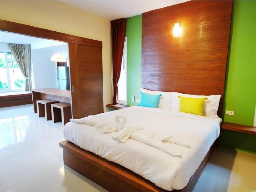 Hotel The Living Pool
