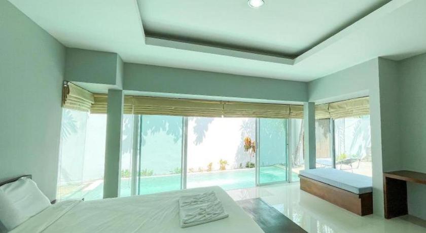 Hotel The Living Pool 3*